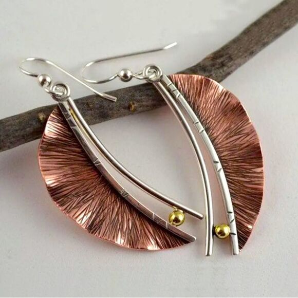 🍂 🆕 🍂BoHo Bronze Leaf Design Dangle Earrings✨🍂 - Picture 1 of 11